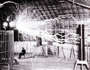 Nikola Tesla relajandose en su laboratoria (Colorado Springs, 1899)